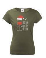 Dámské vánoční tričko s potiskem vína a nápisem Drink and be merry