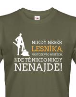 Nikdy neser lesníka, protože zná místa, kde Tě nikdo nikdy nenajdete.