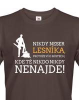 Nikdy neser lesníka, protože zná místa, kde Tě nikdo nikdy nenajdete.