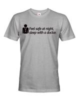 Pánské tričko Feel safe at night, sleep with a docto - ideální tričko pro doktory a sestry