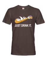 Pánské tričko s potiskem JUST DRINK IT parodující tradiční značku