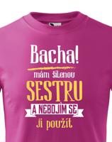 Triko s potiskem mám šílenou sestru a nebojím se ji použít