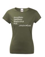 Vtipné dámské tričko s nápisem Za každou úspěšnou ženou stojí muž