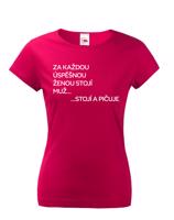 Vtipné dámské tričko s nápisem Za každou úspěšnou ženou stojí muž