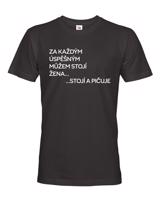 Vtipné pánské tričko s nápisem Za každým úspěšným mužem stojí žena.. stojí a pičuje