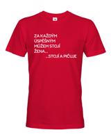 Vtipné pánské tričko s nápisem Za každým úspěšným mužem stojí žena.. stojí a pičuje