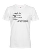 Vtipné pánské tričko s nápisem Za každým úspěšným mužem stojí žena.. stojí a pičuje