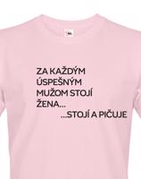 Vtipné pánské tričko s nápisem Za každým úspěšným mužem stojí žena.. stojí a pičuje