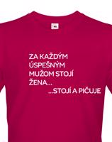 Vtipné pánské tričko s nápisem Za každým úspěšným mužem stojí žena.. stojí a pičuje