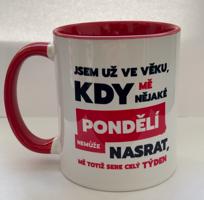 Vtipný keramický hrnek s vtipným nápisem - Jsem už ve věku...